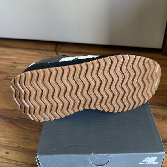 NWT New Balance 237 Women’s Size 8.5 Black and White Sneakers 237 - Picture 6 of 6